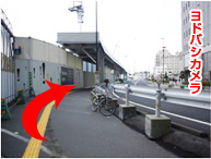 画像:道なりにまっすぐ進んでいくと信号があります。