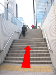 画像:地下道の終点につくと正面に階段があるので上ってください。