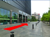 画像:梅田スカイビル敷地内に入り、右手側に約20ｍ進んでください。